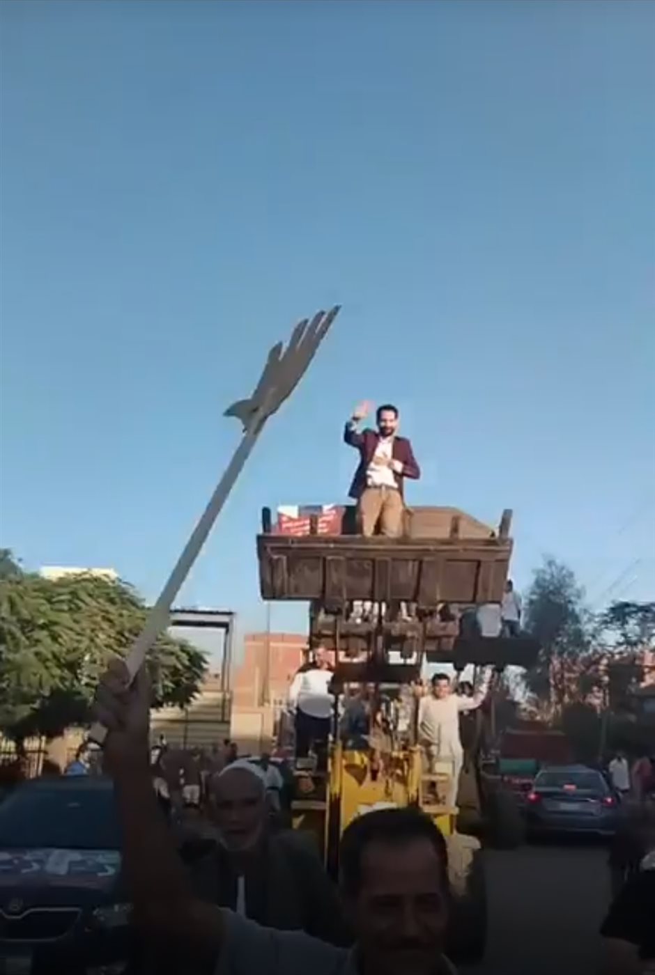 مسيرة باللودرات تحمل مرشح لعضوية مجلس النواب بالمنوفية 