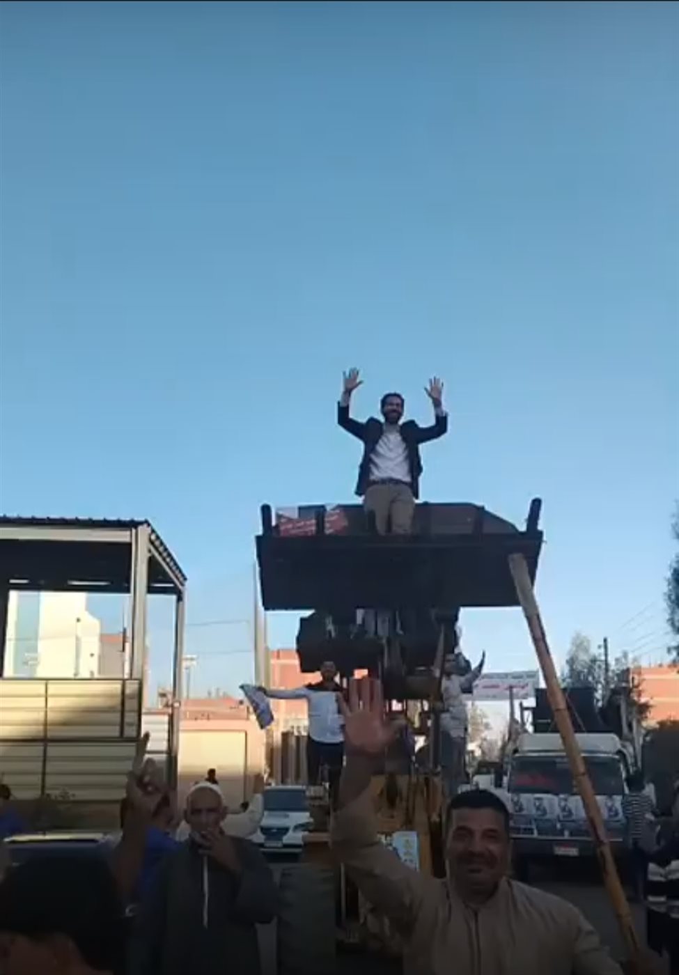 مسيرة باللودرات تحمل مرشح لعضوية مجلس النواب بالمنوفية 