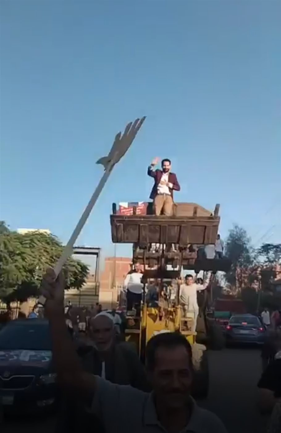 مسيرة باللودرات تحمل مرشح لعضوية مجلس النواب بالمنوفية 