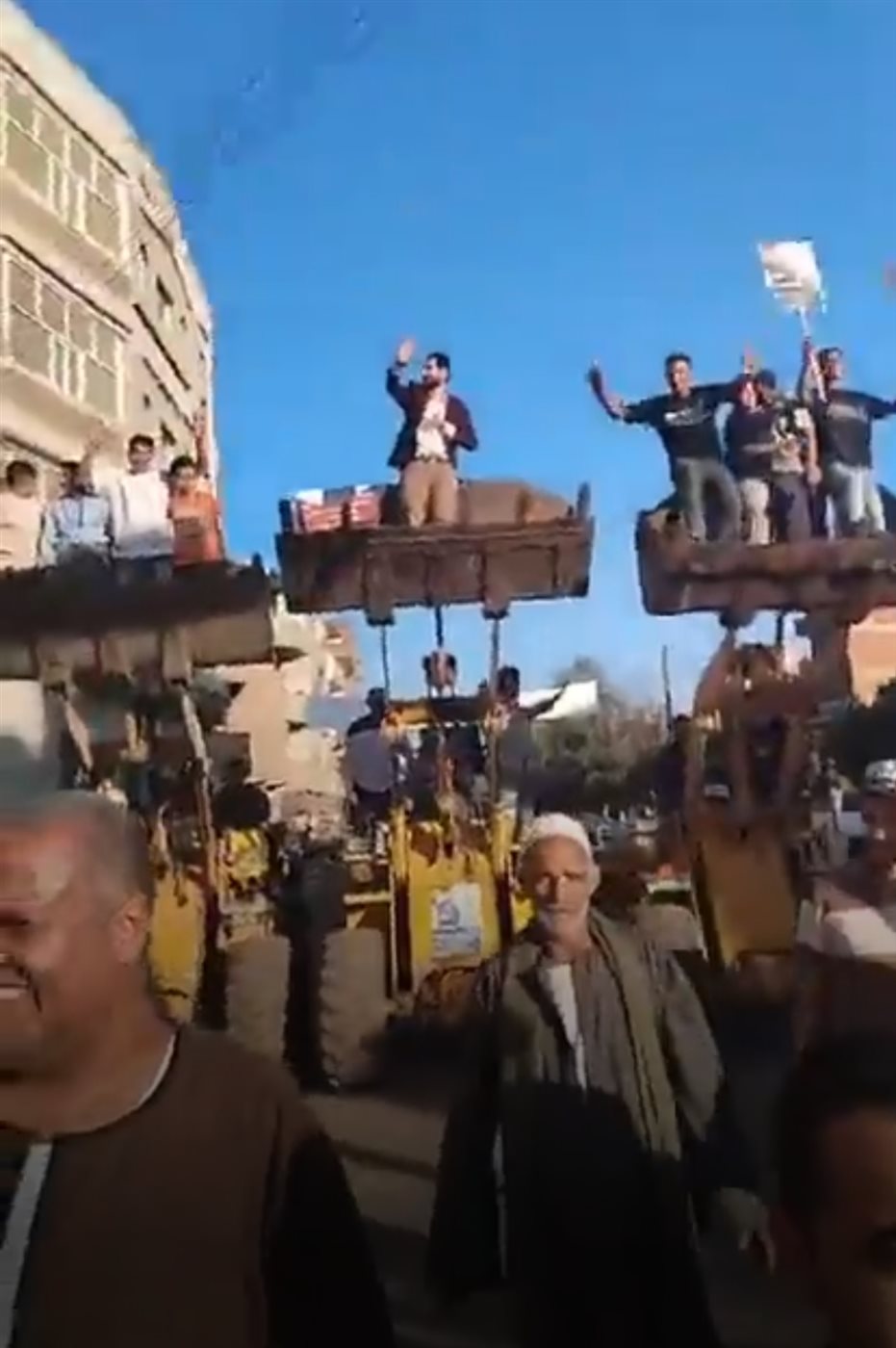 مسيرة باللودرات تحمل مرشح لعضوية مجلس النواب بالمنوفية 