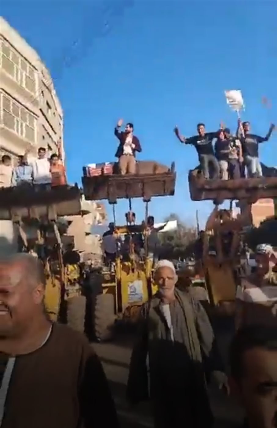 مسيرة باللودرات تحمل مرشح لعضوية مجلس النواب بالمنوفية 