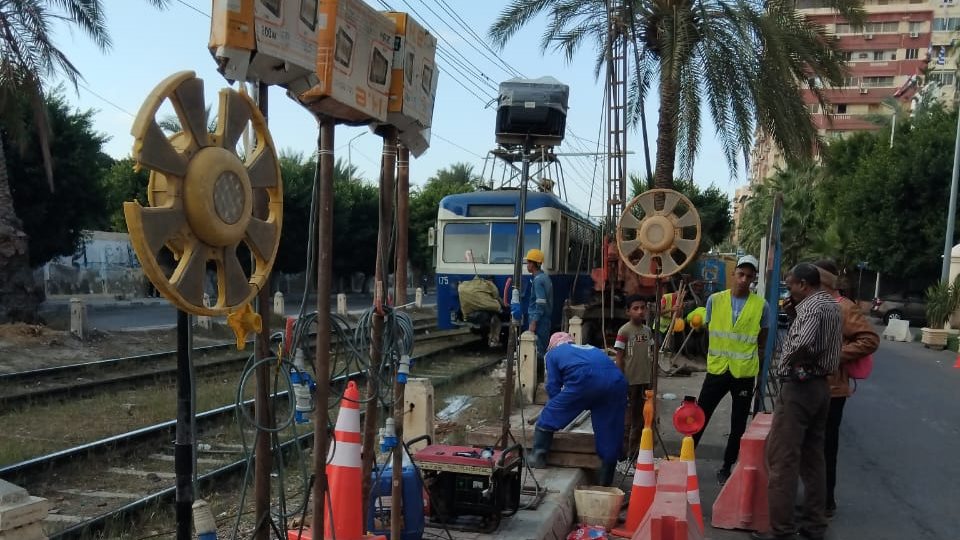 جانب من الاستعدادات لأعمال تطوير ترام الرمل بالإسكندرية