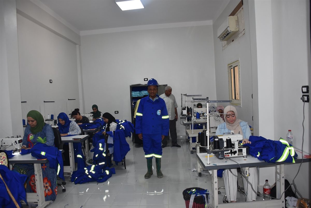 اول مصنع للملابس داخل شركة مياه الاقصر