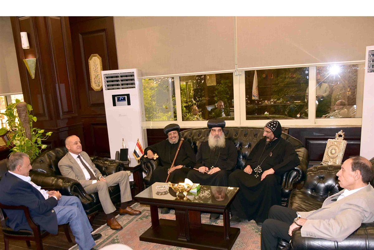 محافظ الأقصر يتسلم دعوة لحضور احتفالات مارجرجس