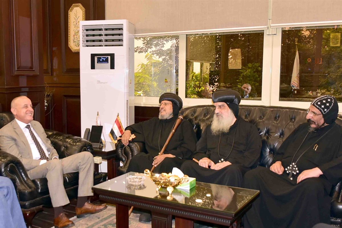 محافظ الأقصر يتسلم دعوة لحضور احتفالات مارجرجس