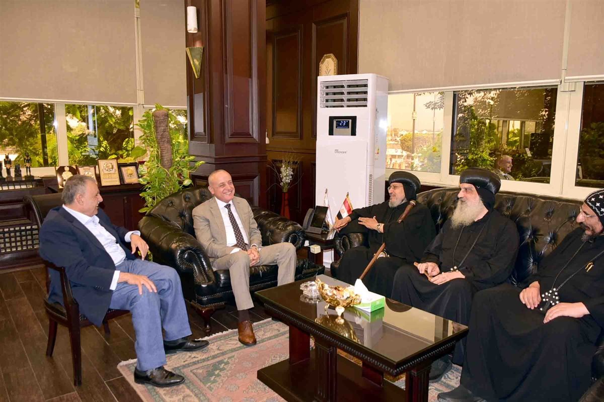 محافظ الأقصر يتسلم دعوة لحضور احتفالات مارجرجس