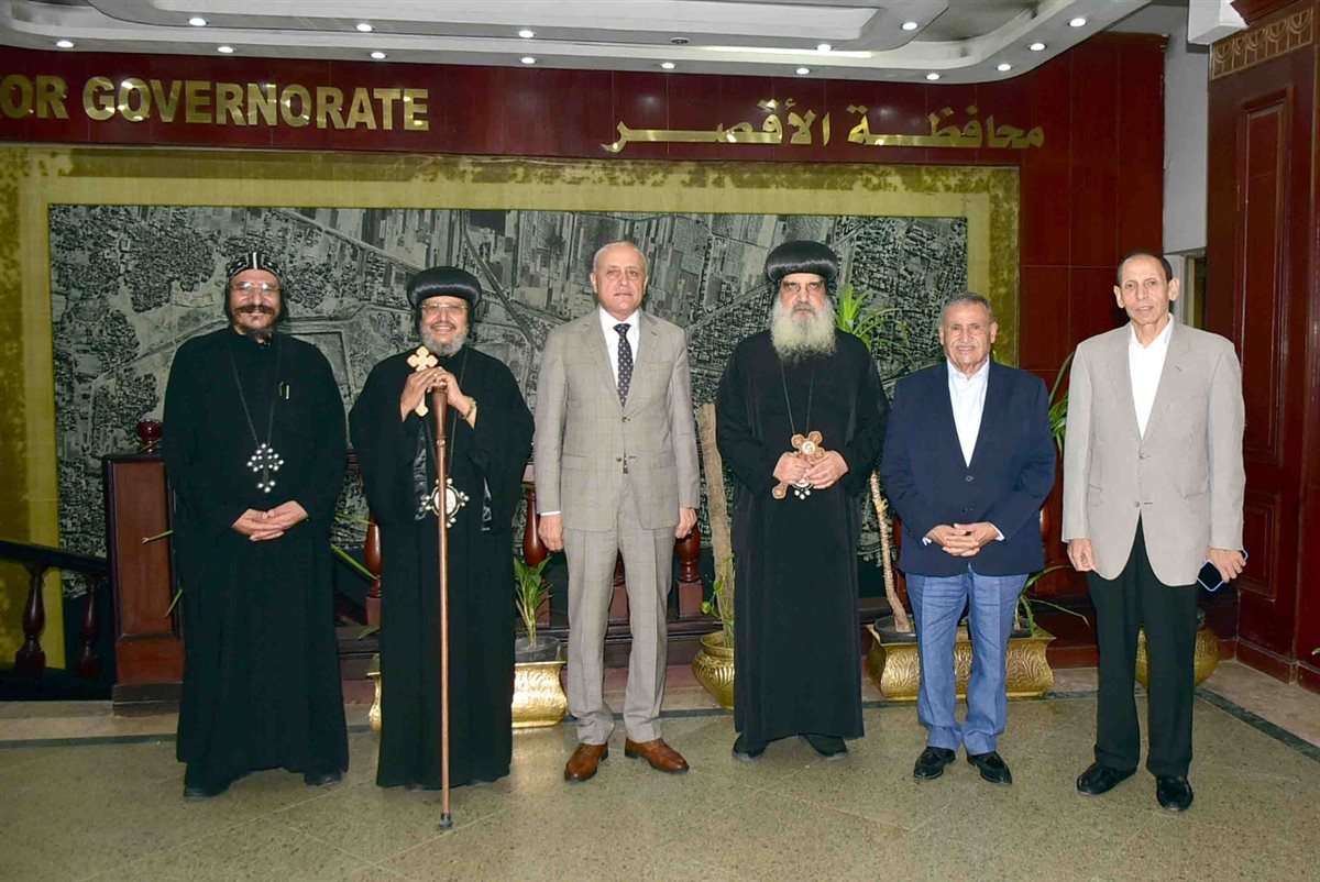 محافظ الأقصر يتسلم دعوة لحضور احتفالات مارجرجس