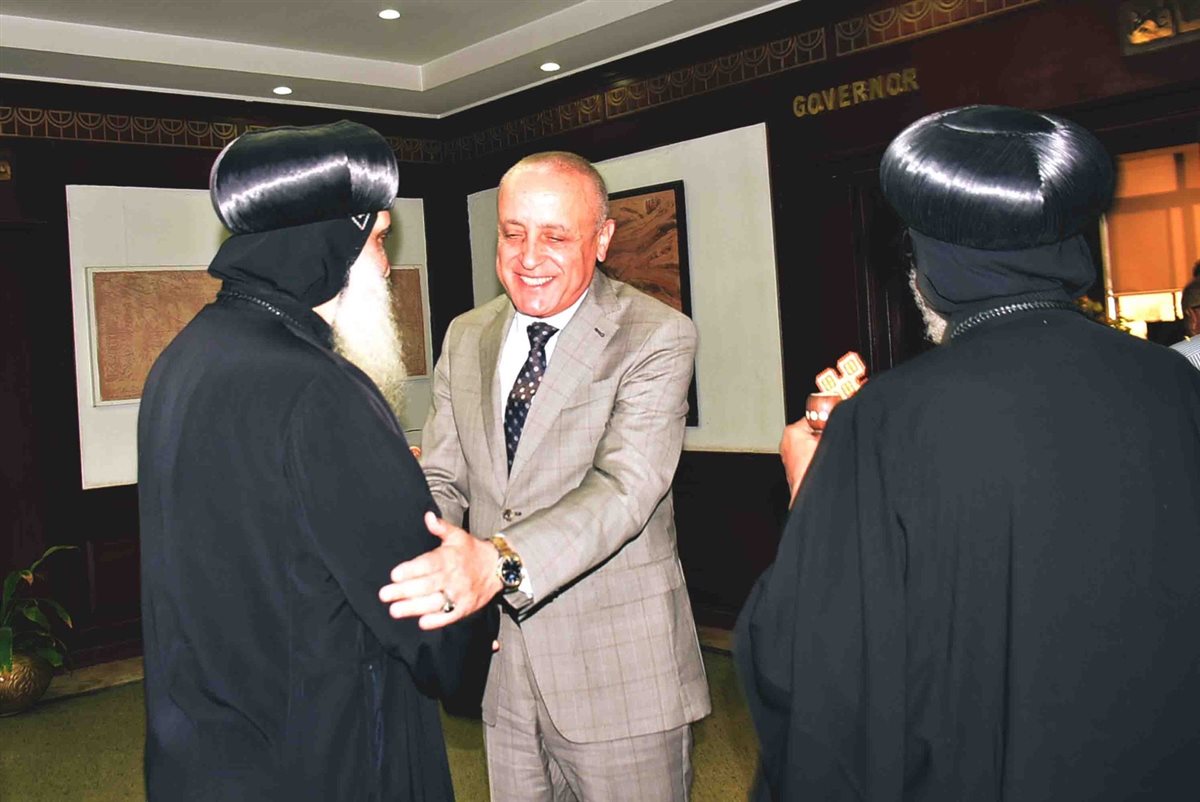 محافظ الأقصر يتسلم دعوة لحضور احتفالات مارجرجس