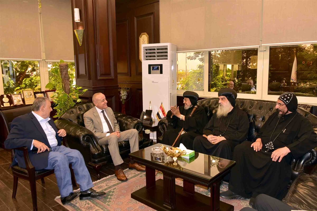 محافظ الأقصر يتسلم دعوة لحضور احتفالات مارجرجس