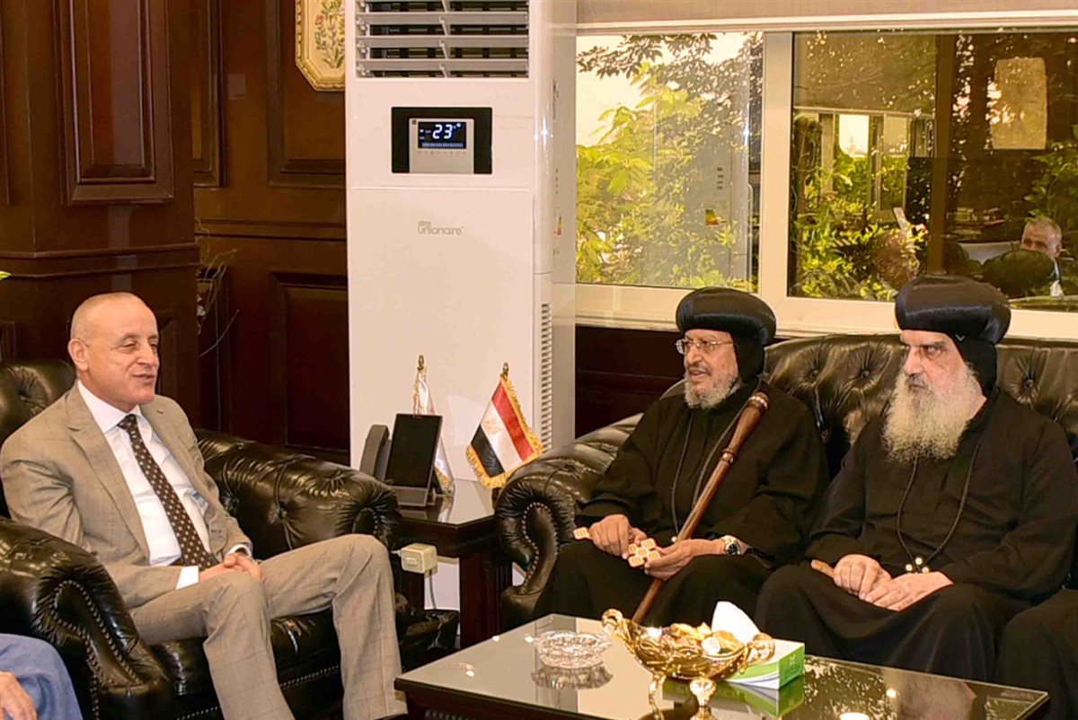 محافظ الأقصر يتسلم دعوة لحضور احتفالات مارجرجس