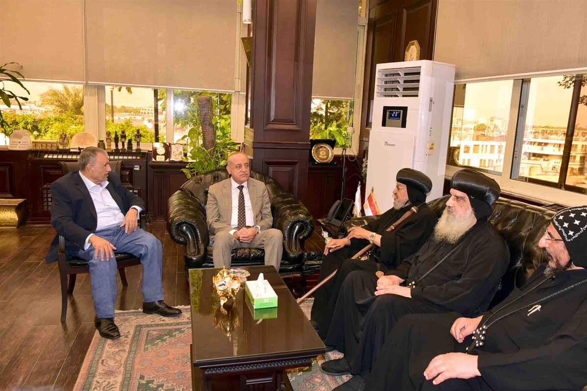 محافظ الأقصر يتسلم دعوة لحضور احتفالات مارجرجس