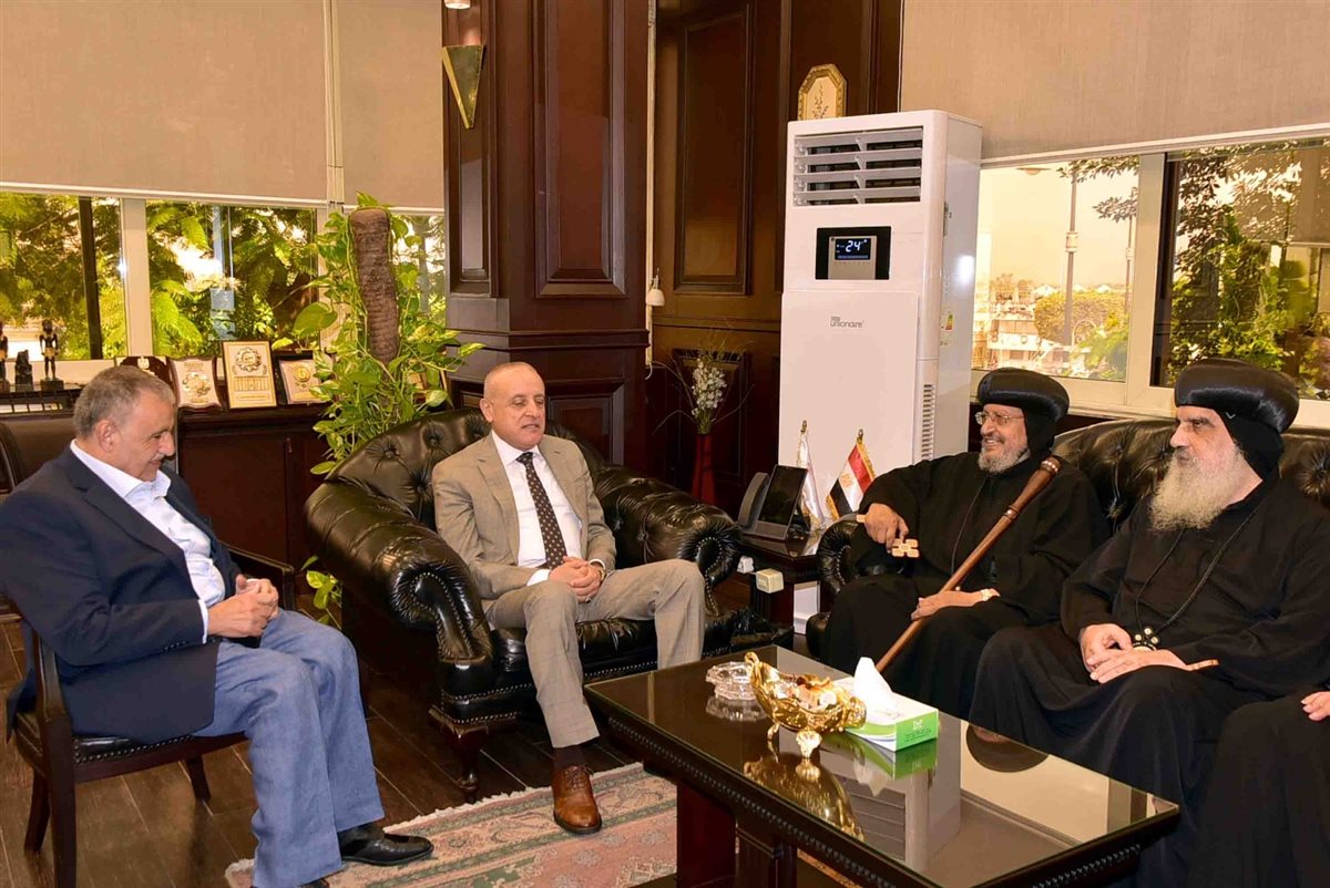 محافظ الأقصر يتسلم دعوة لحضور احتفالات مارجرجس