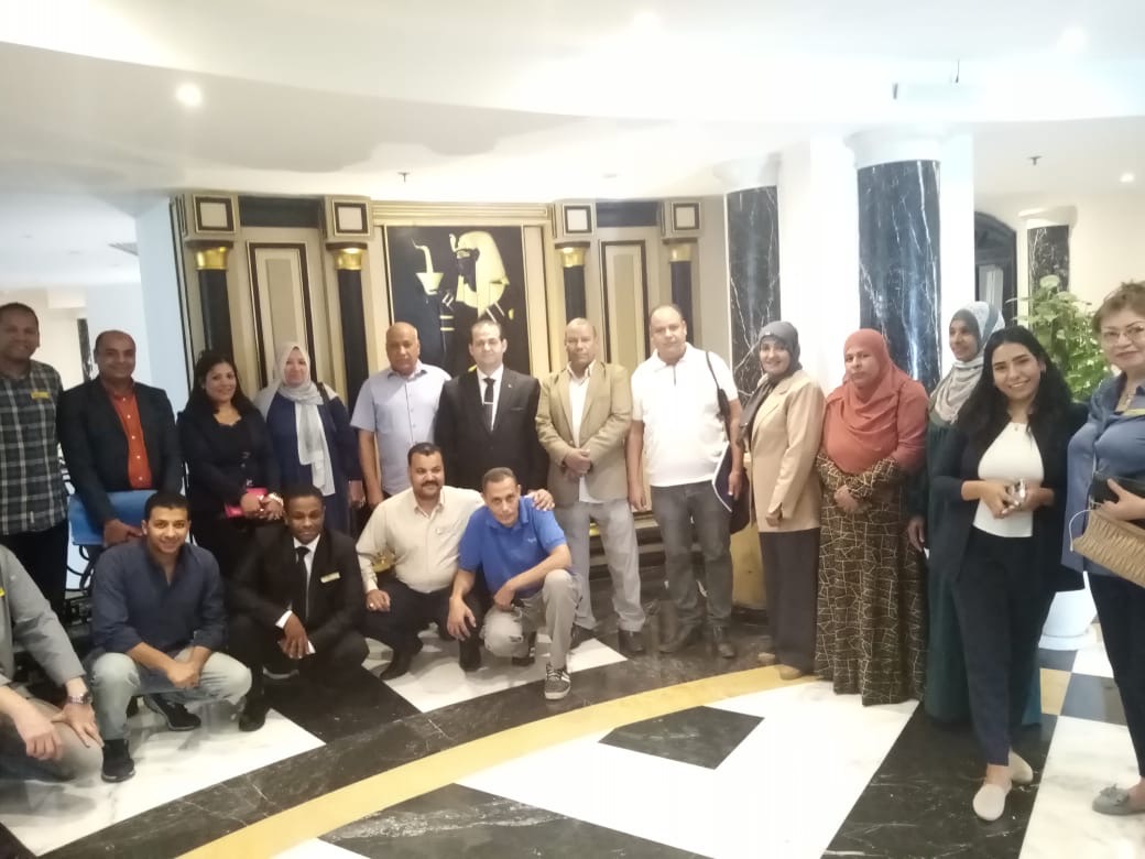 مديرية العمل بالأقصر تسلم حقائب عدد أدوات صيانة 