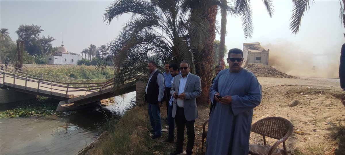 انهيار كوبري مشاة بقرية الواقات بطما