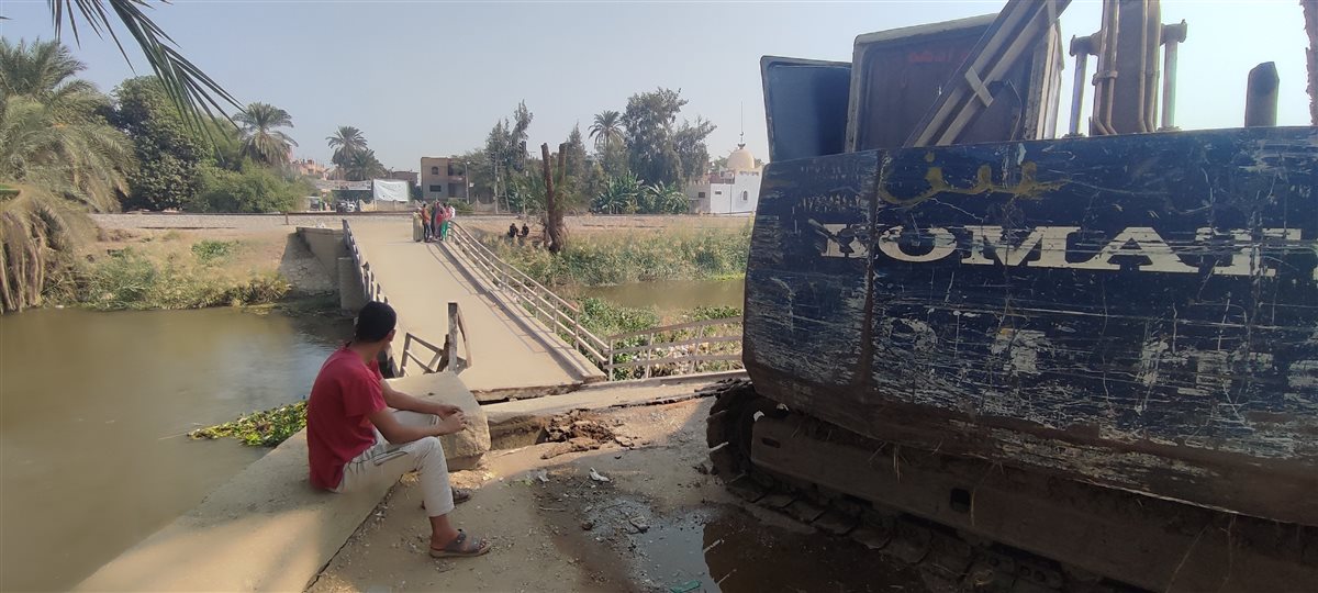 انهيار كوبري مشاة بقرية الواقات بطما