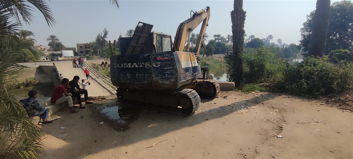 انهيار كوبري مشاة بقرية الواقات بطما