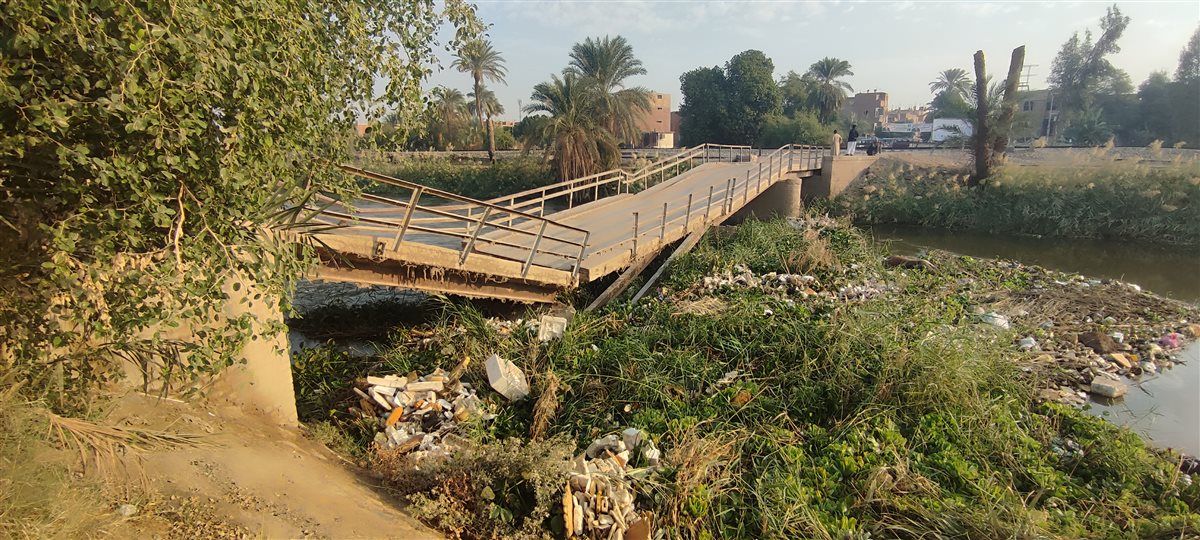 انهيار كوبري مشاة بقرية الواقات بطما