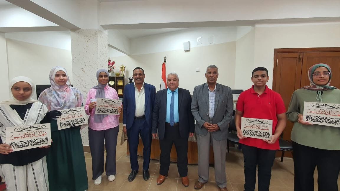 وكيل وزارة التعليم بالأقصر يكرم اوائل تظلمات الإعدادية 