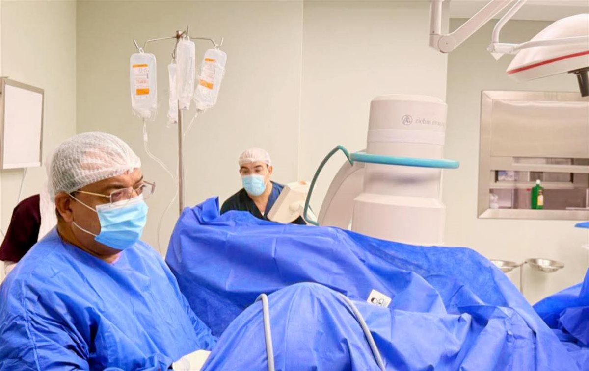 الفريق الطبي بمستشفى الزهور 