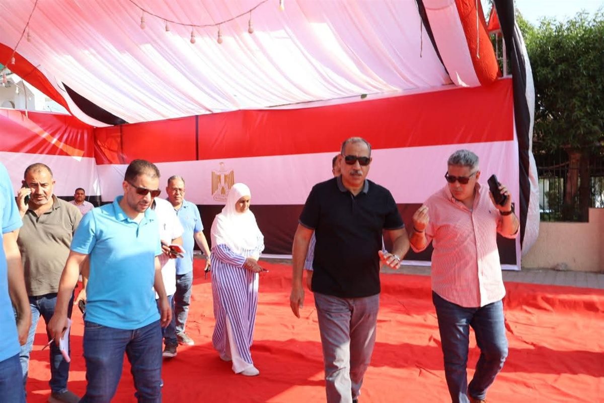 رئيس مدينة الغردقة يتفقد مقار اللجان الانتخابية 