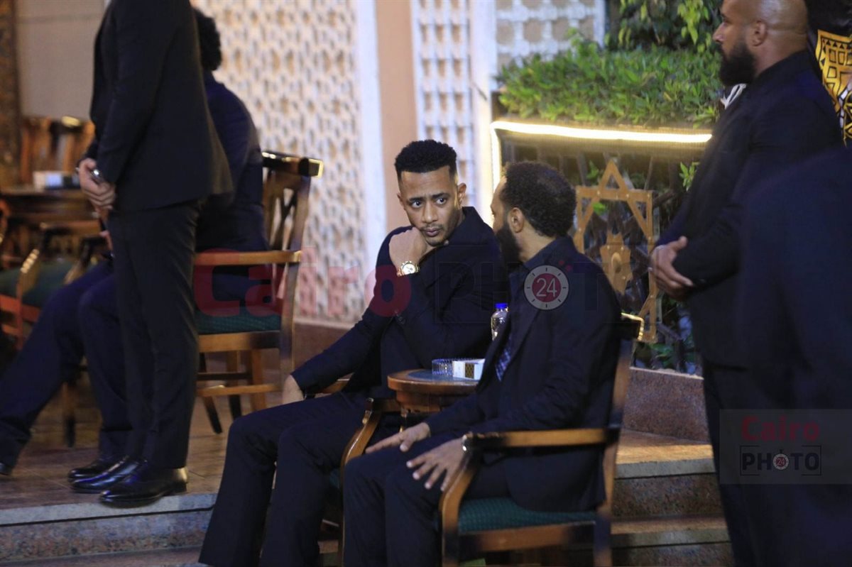 محمد رمضان وشقيقه محمود يستقبلان عزاء والدهما في مسجد الشرطة بالشيخ زايد