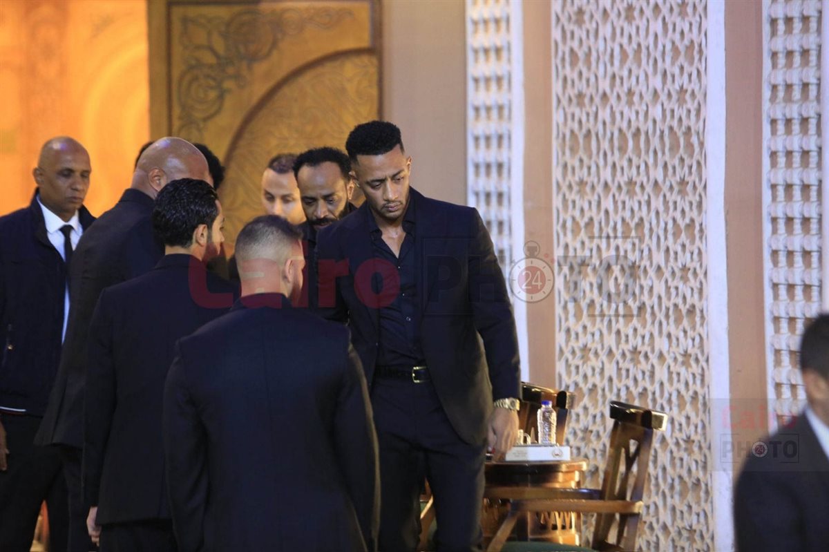 محمد رمضان وشقيقه محمود يستقبلان عزاء والدهما في مسجد الشرطة بالشيخ زايد