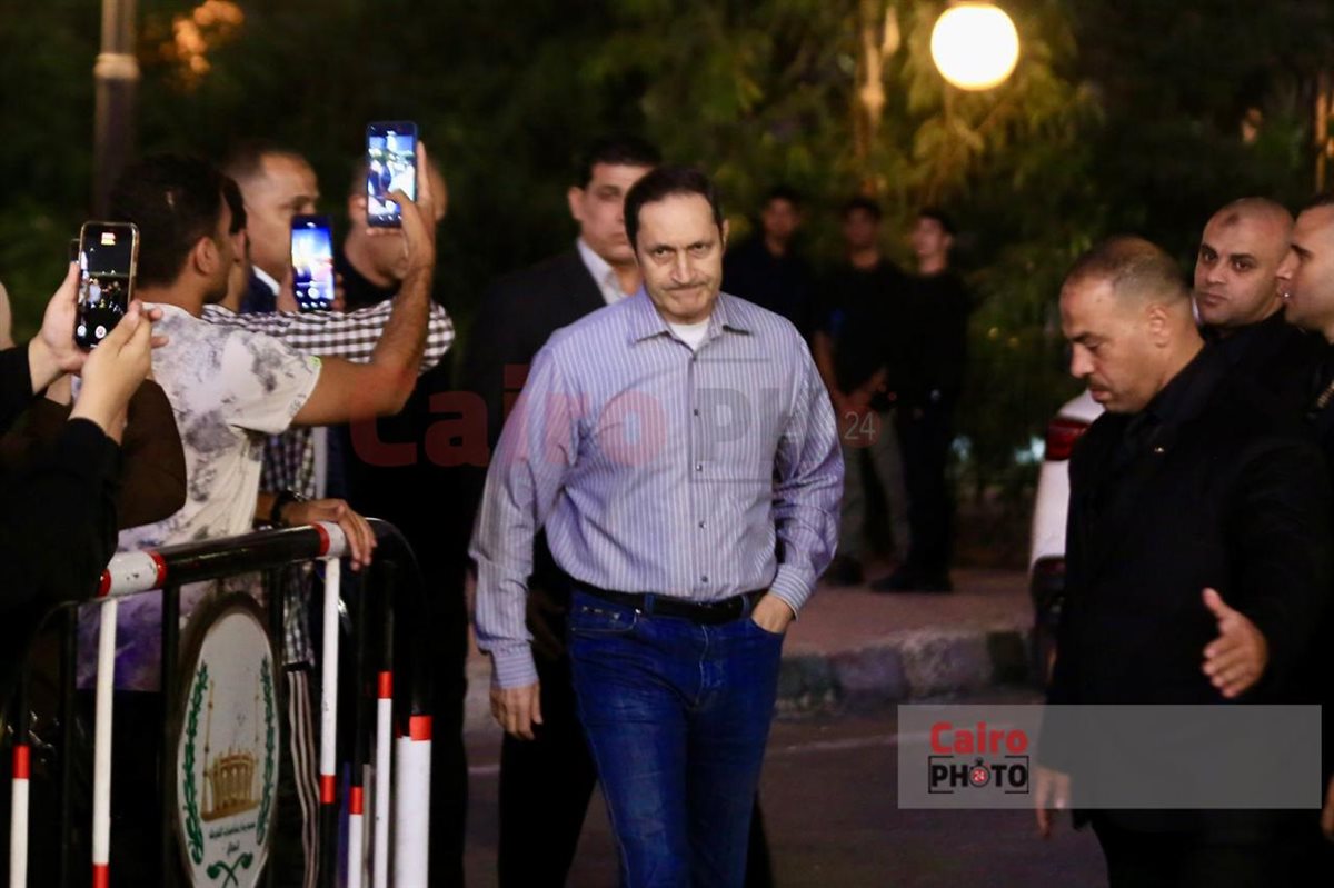 جمال وعلاء مبارك وعمرو سعد أول الحاضرين في عزاء والد محمد رمضان بمسجد الشرطة 