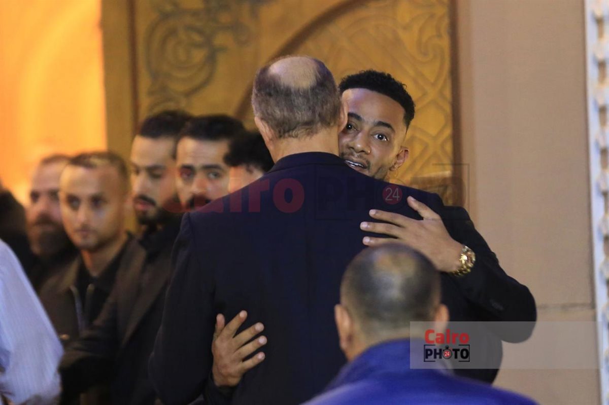 جمال وعلاء مبارك وعمرو سعد أول الحاضرين في عزاء والد محمد رمضان بمسجد الشرطة 