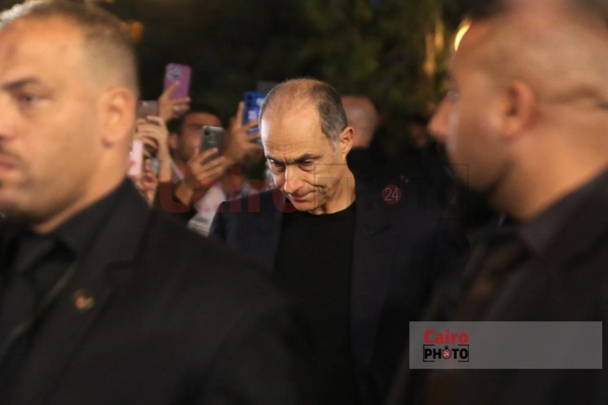 جمال وعلاء مبارك وعمرو سعد أول الحاضرين في عزاء والد محمد رمضان بمسجد الشرطة 