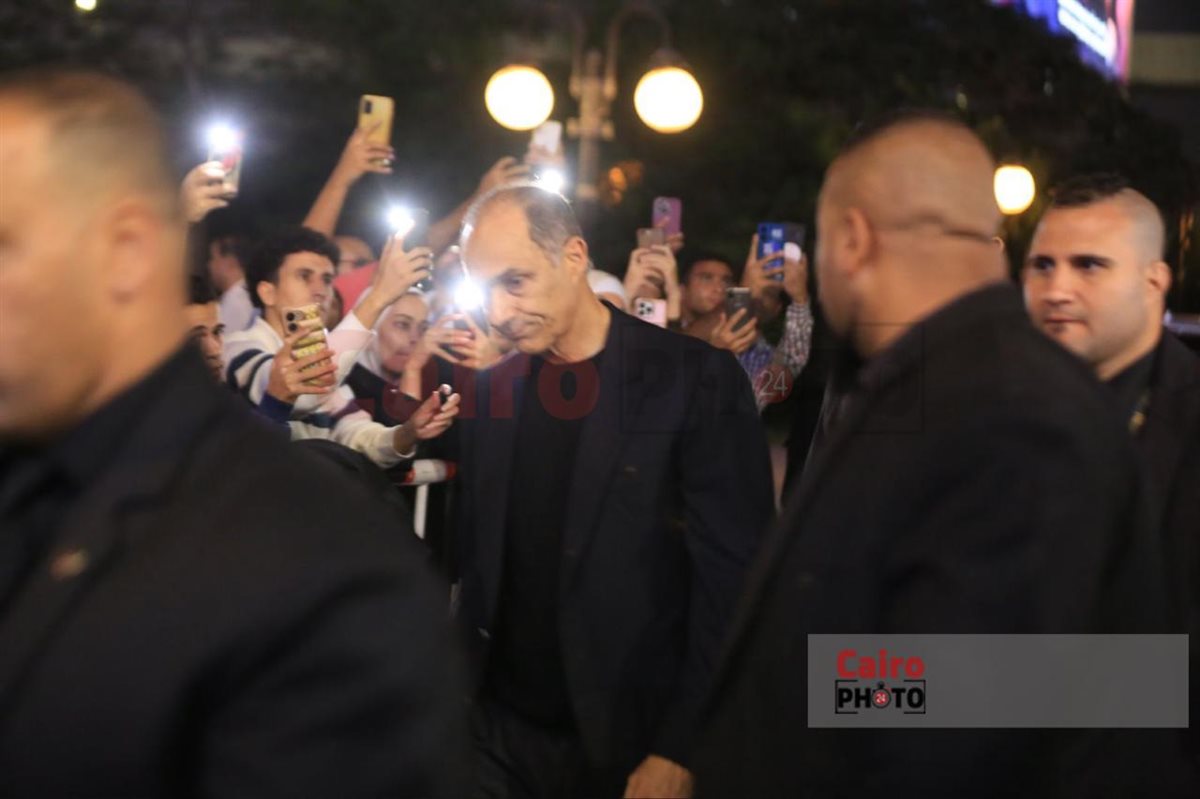 جمال وعلاء مبارك وعمرو سعد أول الحاضرين في عزاء والد محمد رمضان بمسجد الشرطة 