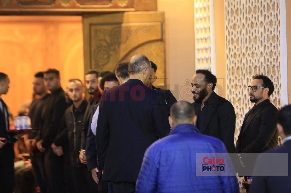 جمال وعلاء مبارك وعمرو سعد أول الحاضرين في عزاء والد محمد رمضان بمسجد الشرطة 