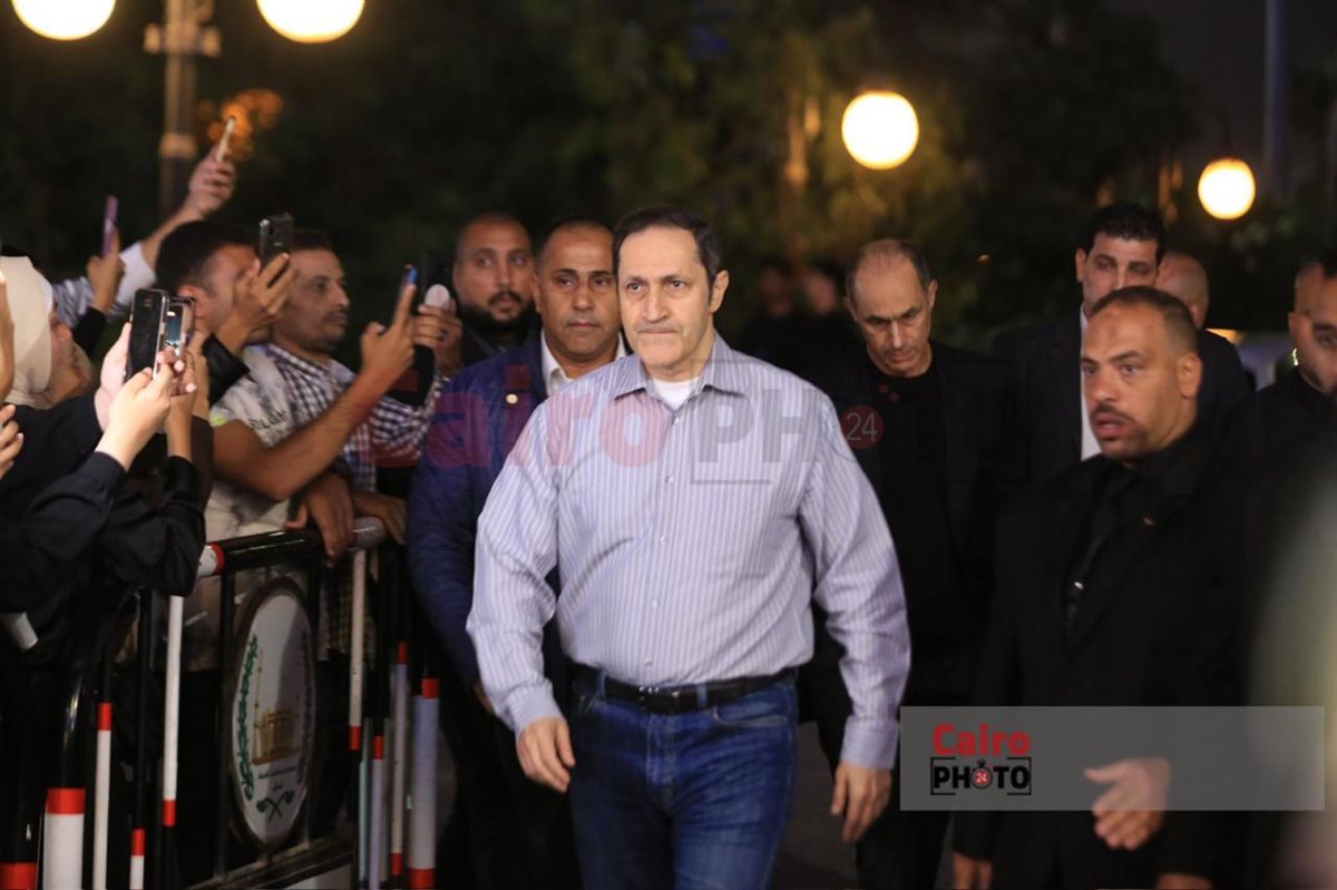 جمال وعلاء مبارك وعمرو سعد أول الحاضرين في عزاء والد محمد رمضان بمسجد الشرطة 