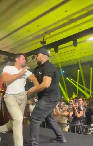 معجب يقتحم مسرح حفل هيفاء وهبي في عمان والأمن يتصدى له