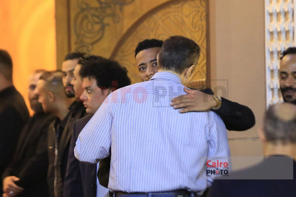 جمال وعلاء مبارك وعمرو سعد أول الحاضرين في عزاء والد محمد رمضان بمسجد الشرطة 