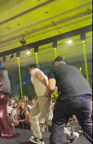 معجب يقتحم مسرح حفل هيفاء وهبي في عمان والأمن يتصدى له