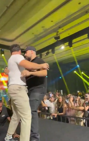 معجب يقتحم مسرح حفل هيفاء وهبي في عمان والأمن يتصدى له