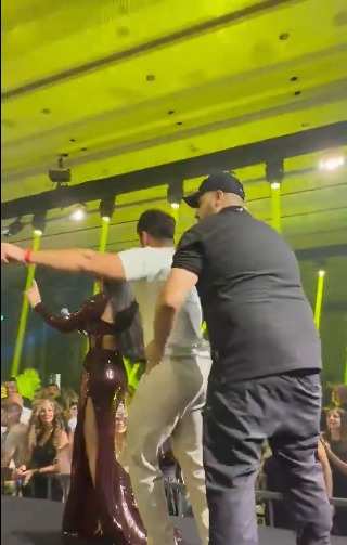 معجب يقتحم مسرح حفل هيفاء وهبي في عمان والأمن يتصدى له