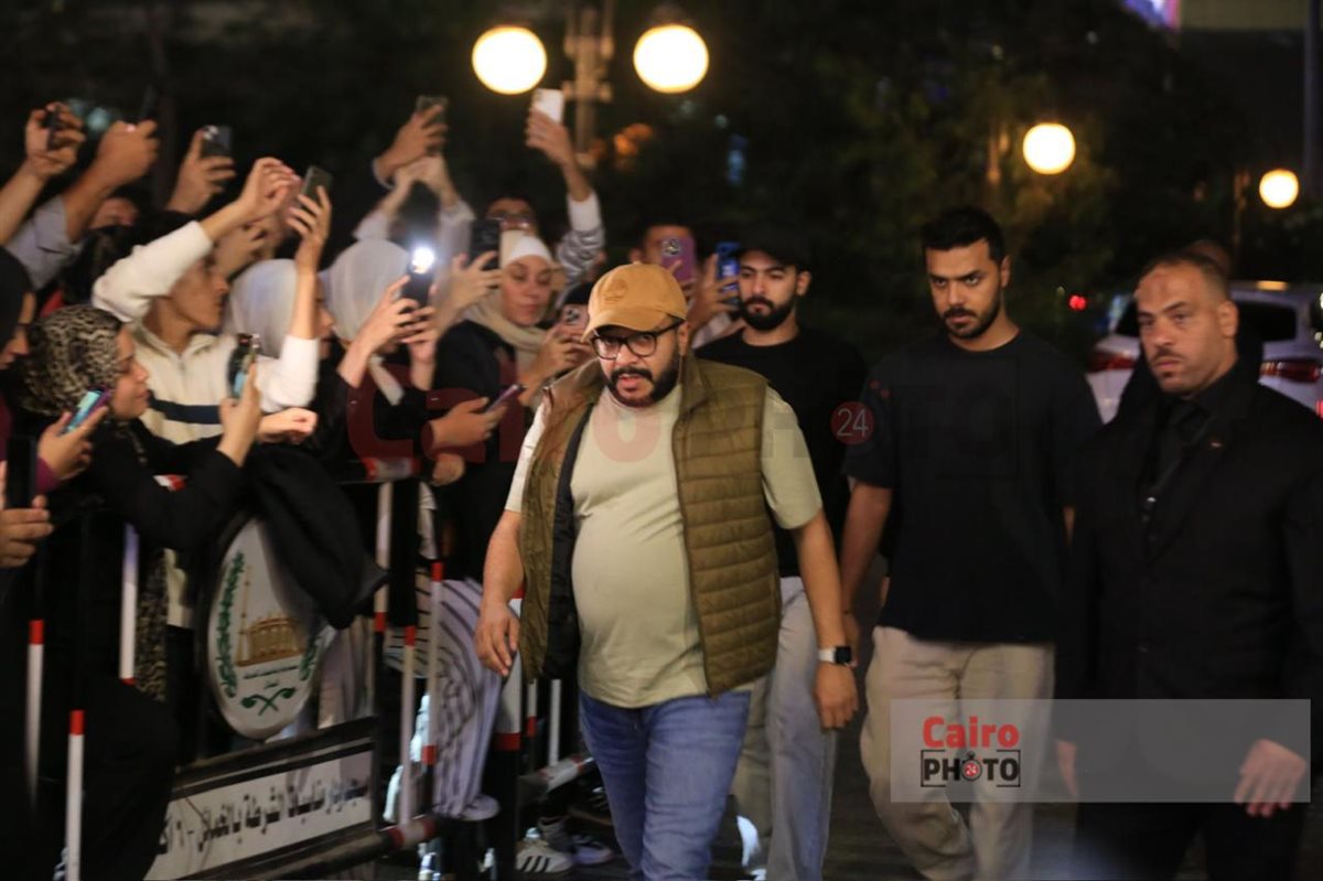 نجوم الفن يقدمون واجب العزاء في والد الفنان محمد رمضان