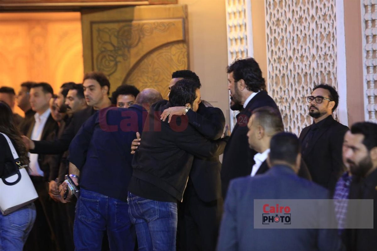 نجوم الفن يقدمون واجب العزاء في والد الفنان محمد رمضان