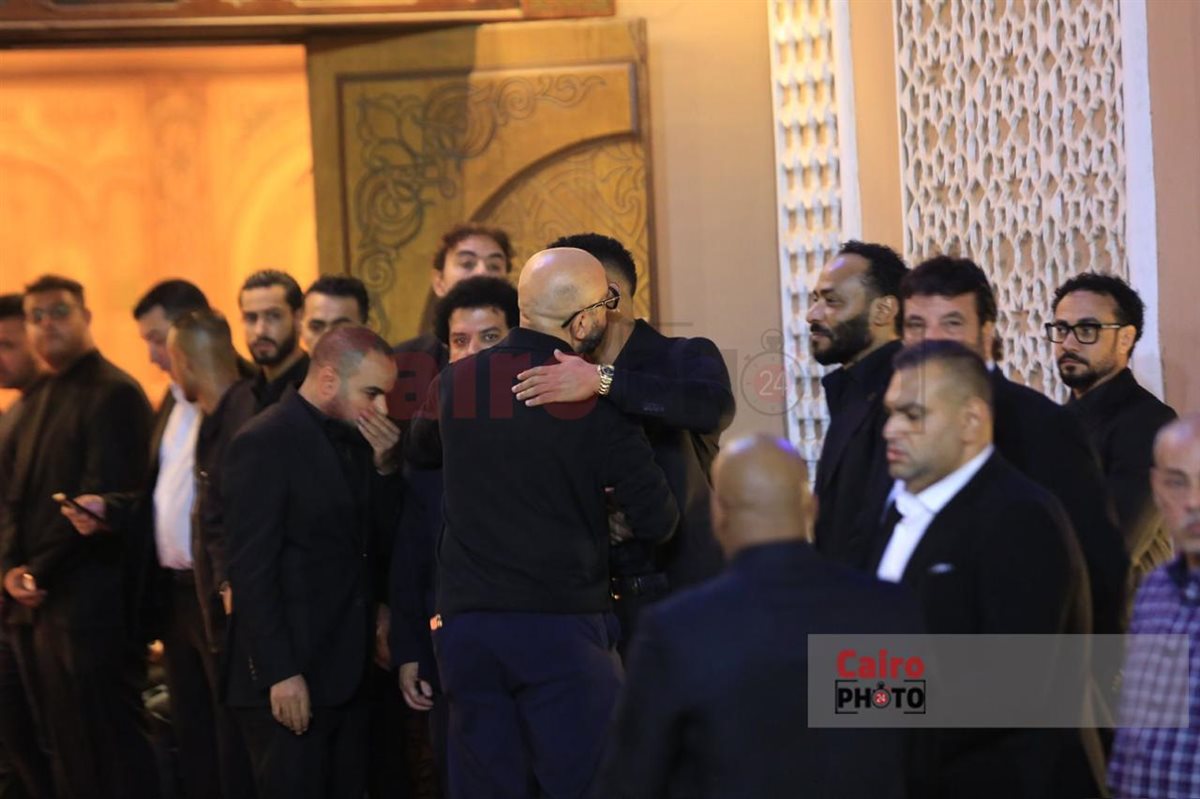 نجوم الفن يقدمون واجب العزاء في والد الفنان محمد رمضان