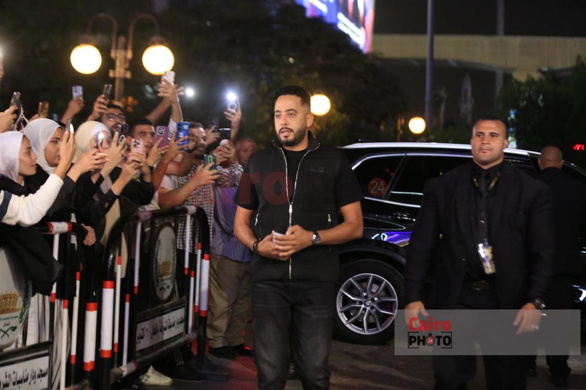 نجوم الفن يقدمون واجب العزاء في والد الفنان محمد رمضان