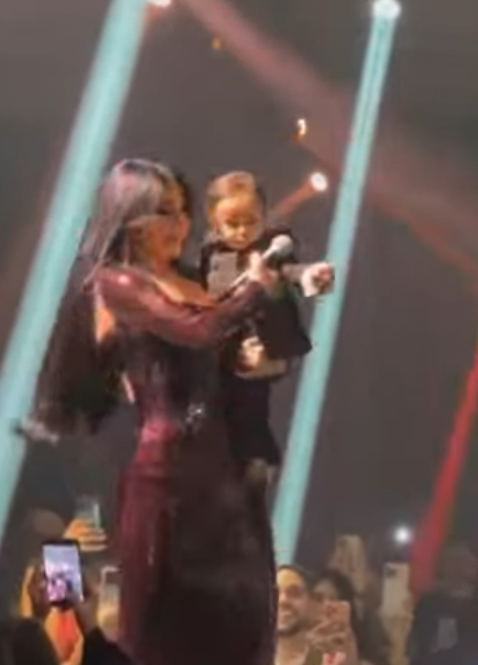 هيفاء وهبي تحمل طفل صغير على المسرح بحفلها في الأردن