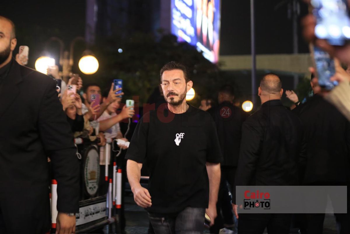 نجوم الفن يقدمون واجب العزاء في والد محمد رمضان بمسجد الشرطة بالشيخ زايد