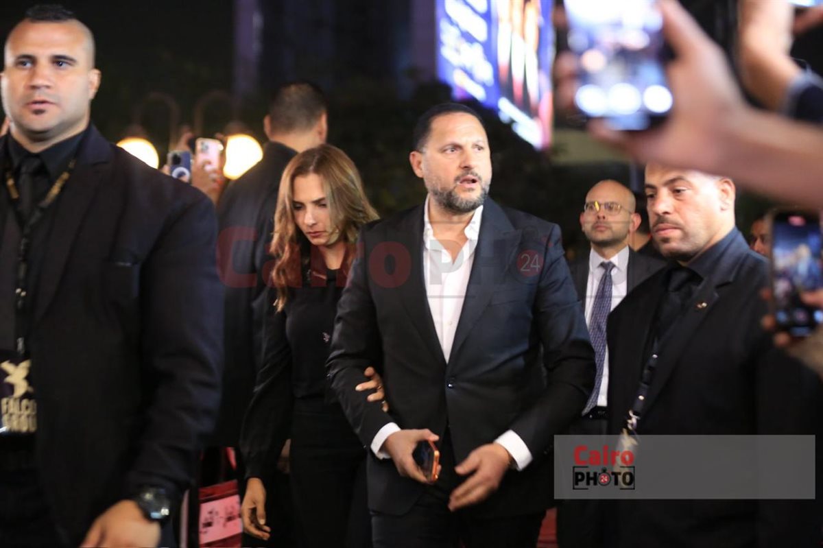 نجوم الفن يقدمون واجب العزاء في والد محمد رمضان بمسجد الشرطة بالشيخ زايد