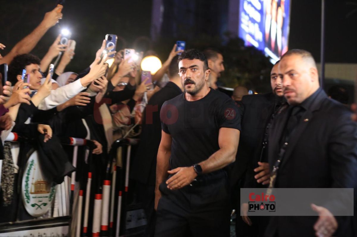 نجوم الفن يقدمون واجب العزاء في والد محمد رمضان بمسجد الشرطة بالشيخ زايد