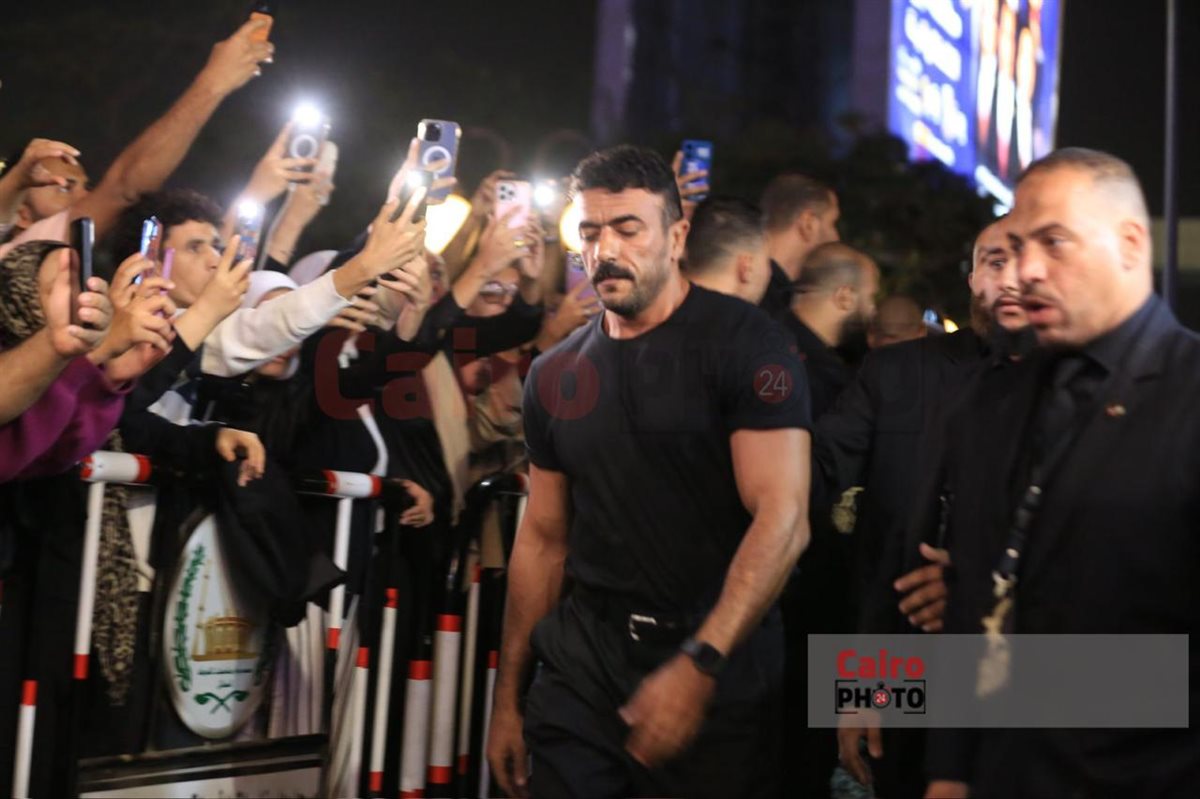 نجوم الفن يقدمون واجب العزاء في والد محمد رمضان بمسجد الشرطة بالشيخ زايد