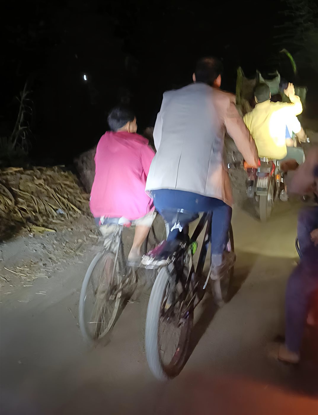 مرشح بالمنوفية يجوب المناطق الزراعية بالدراجة