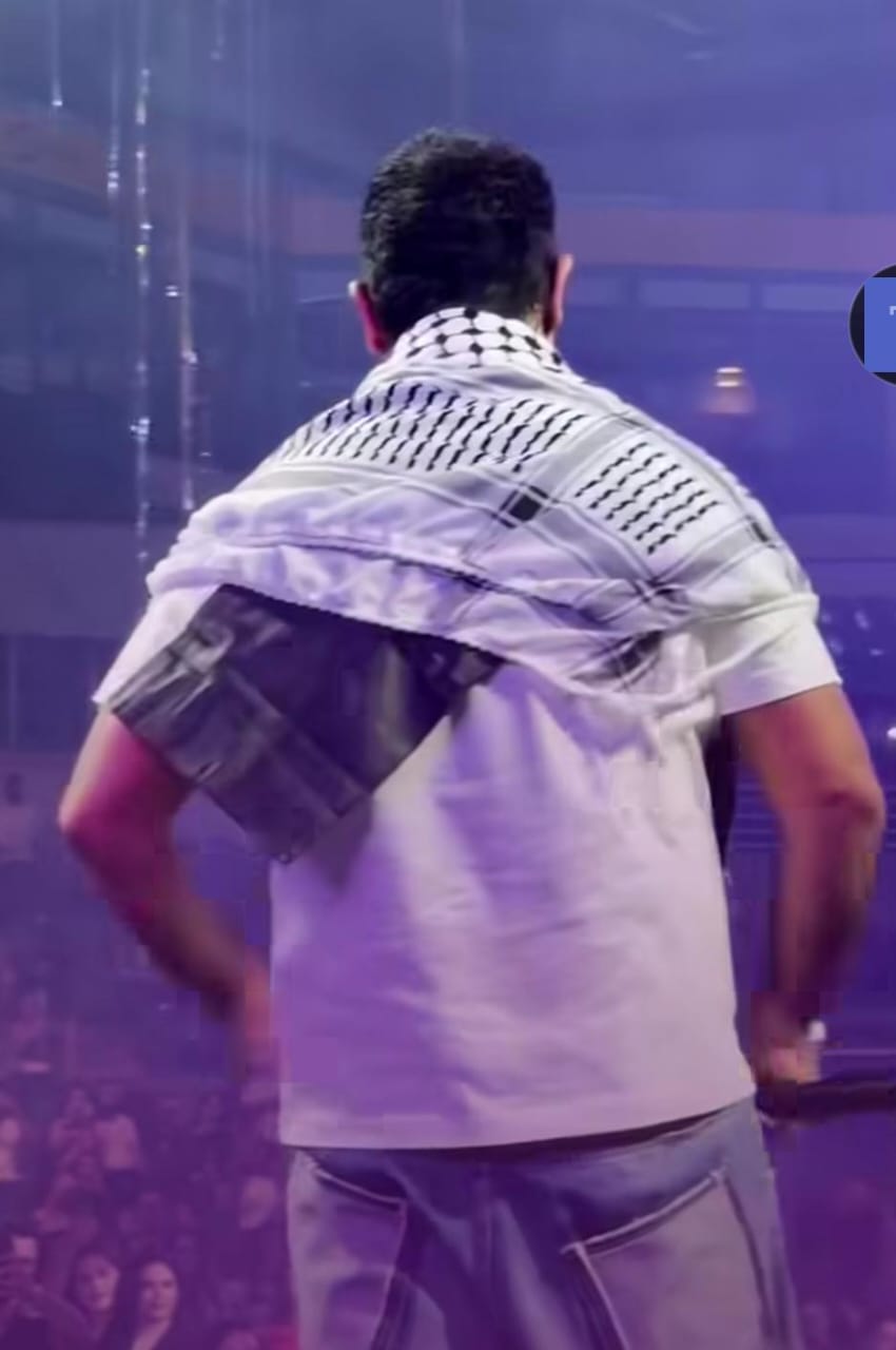 أحمد سعد يرفع علم مصر ويرتدي الشال الفلسطيني في حفله الأخير بألمانيا 