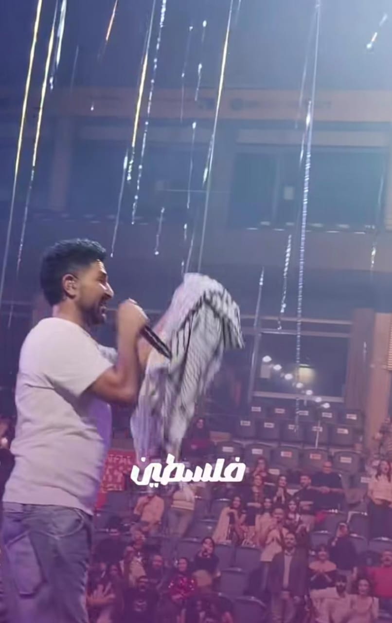 أحمد سعد يرفع علم مصر ويرتدي الشال الفلسطيني في حفله الأخير بألمانيا 