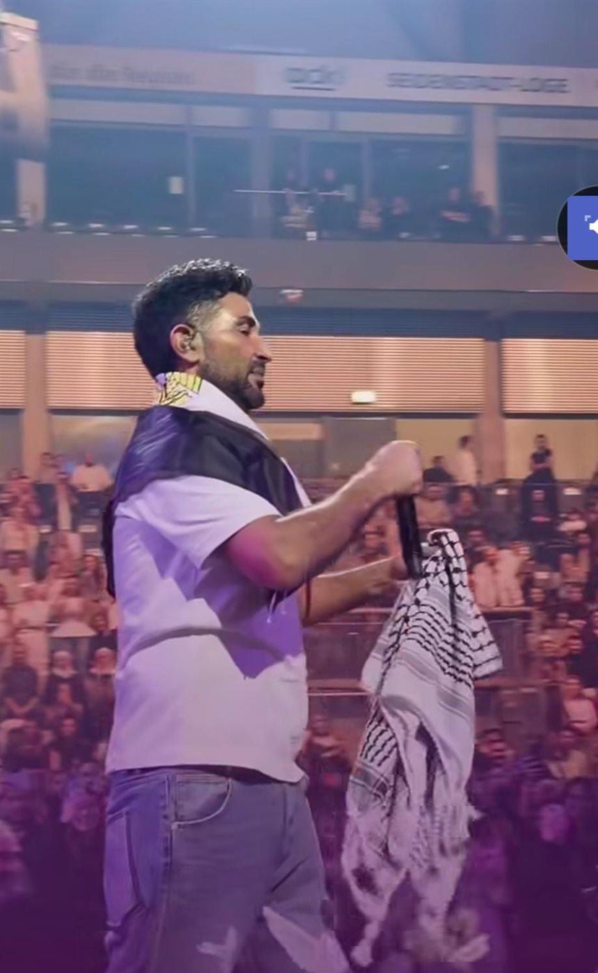 أحمد سعد يرفع علم مصر ويرتدي الشال الفلسطيني في حفله الأخير بألمانيا 